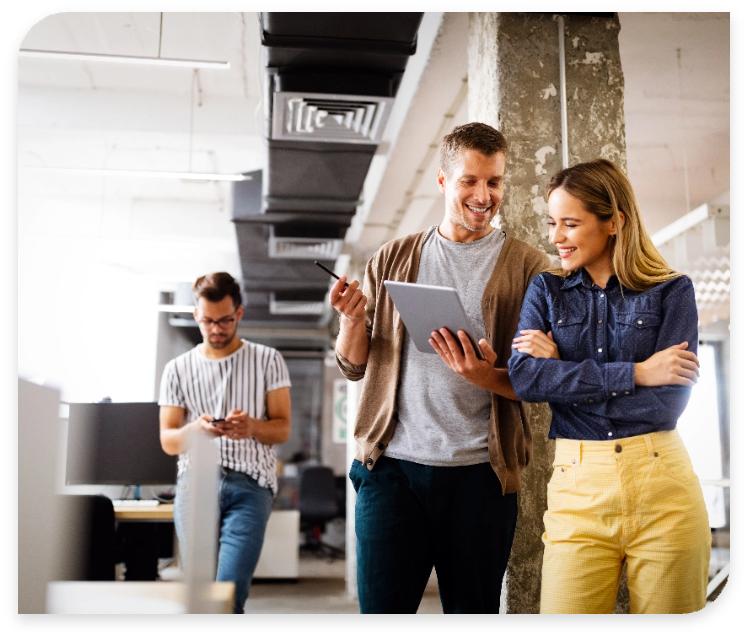 Ludzie pracujący w agencji interaktywnej